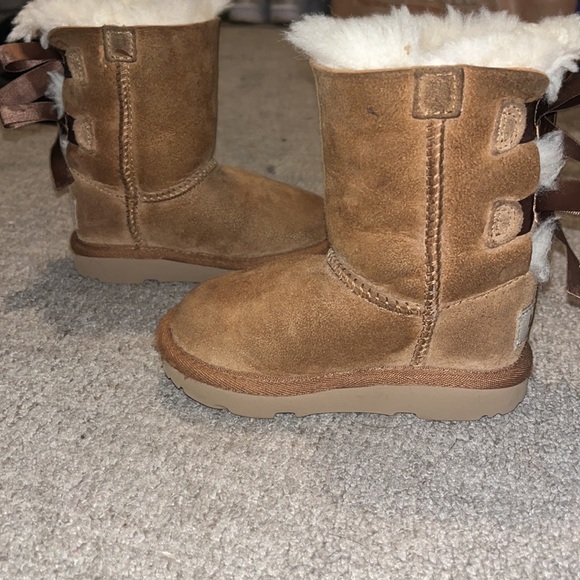 UGG® Bailey Bow II Toddler Boot - Picture 5 of 7
